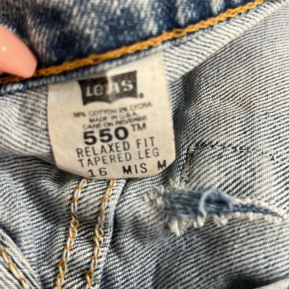 - Vintage Levis mom jeans high waist.